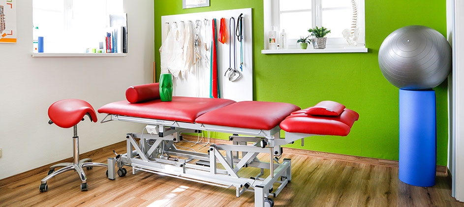 Behandlungstisch mit Faszienrollen