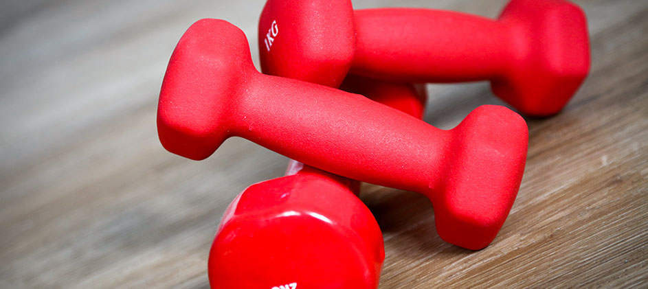 Detailaufnahme von roten Hanteln